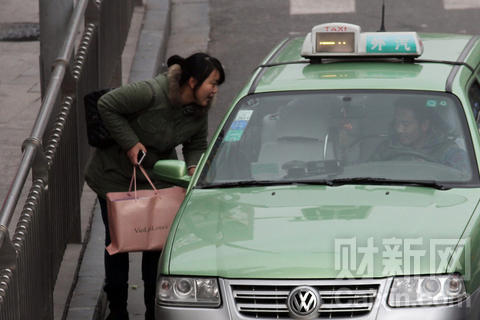 “滴滴专车”服务:起价费17元、20万左右中高端车型、早晚高峰叫车更快