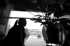 女子KTV内报警遭银行处长非礼:搂住后手往衣服里伸