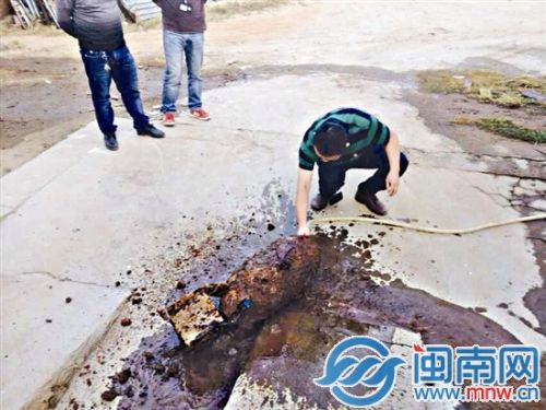 工作人员正在现场清洗炸弹
