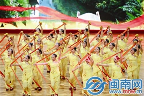 开幕式上,福州老体协选送的筋骨拉伸操表演