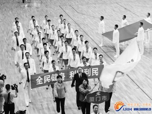 厦门市代表团在开幕式上闪亮登场。记者 黄旭 摄