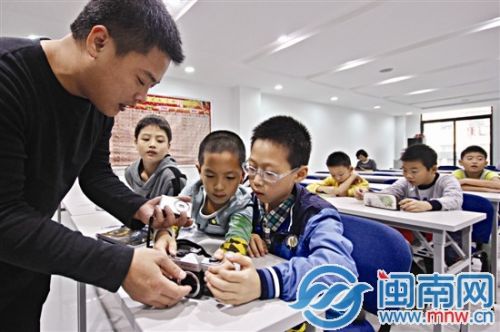 现场拿实物讲解光圈快门,小记者们学得津津有味