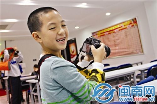 偷拍成功,小记者乐了