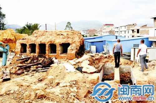五个墓穴一字排开，另两个墓穴在一侧