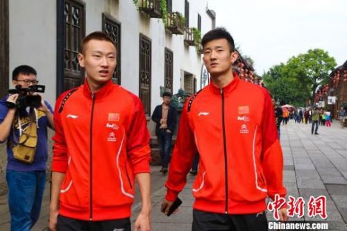 图为张楠（左）、谌龙（右）游福州三坊七巷 感受“清新福建”魅力。　