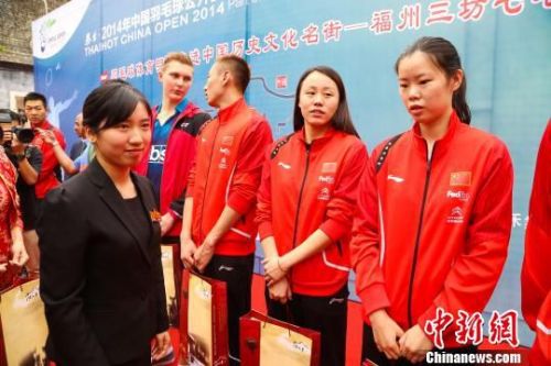 图为羽毛球体育明星走进中国历史文化名街——福州三坊七巷。