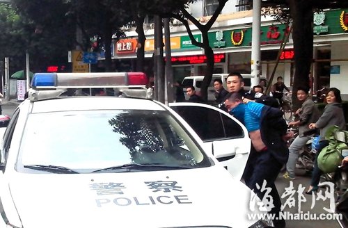 网友拍到民警将小偷带上警车