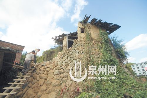 工人正在修补崩塌的城墙缺口