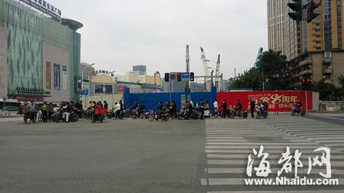 工业路与白马路交叉口，等候通过的非机动车、行人挤占了右拐机动车道