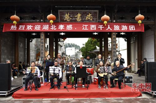 活动现场，民乐悠扬。