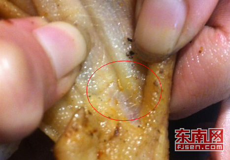 熏鸭爪惊现蠕动虫子