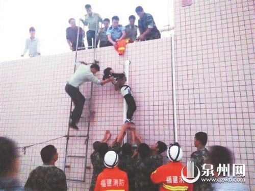 借救援绳缓降，轻生少女被救下。