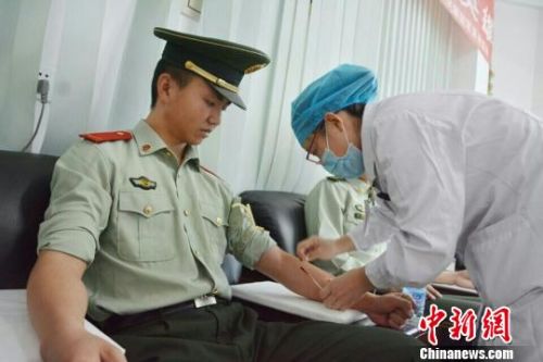 江西务工者福建漳州遇车祸武警官兵接力献血搭救
