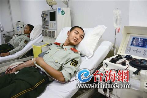 武警为挽救生命接力