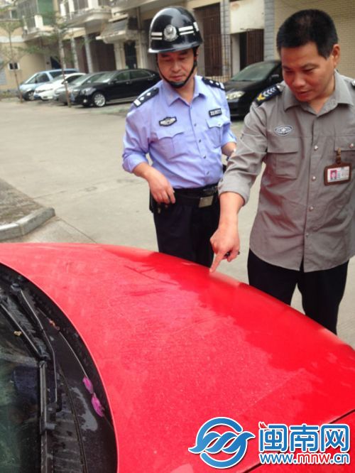 小车被划“贱”字，业主报警