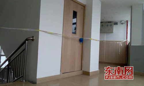 通往楼顶的小门已被拉起警戒线
