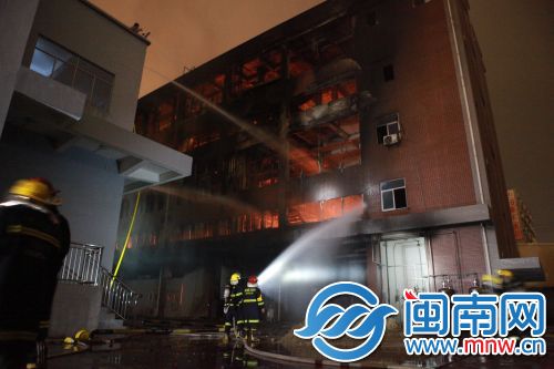 整栋车间都烧着了 (2)