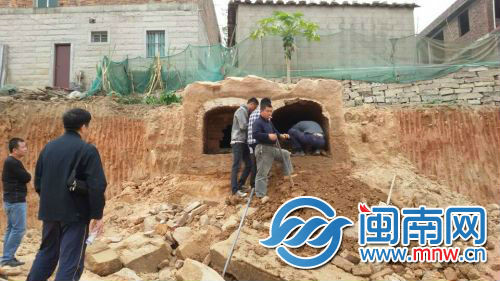 工作人员正在处理挖掘现场