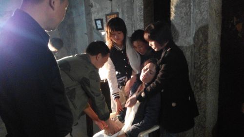 9岁儿子患上罕见白血病，所需治疗款高达七十多万，父亲忍受不了压力坠楼身亡