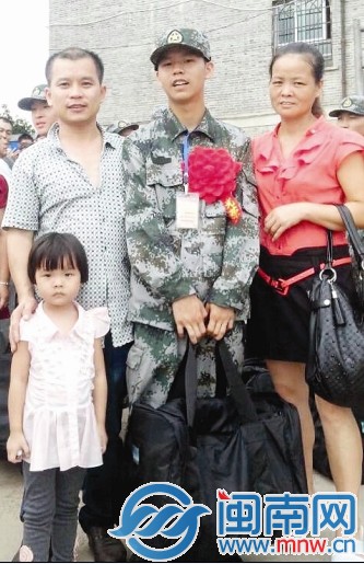 妞妞与爸妈送哥哥入伍时拍的全家福