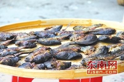 将稻花鱼制作成鱼干