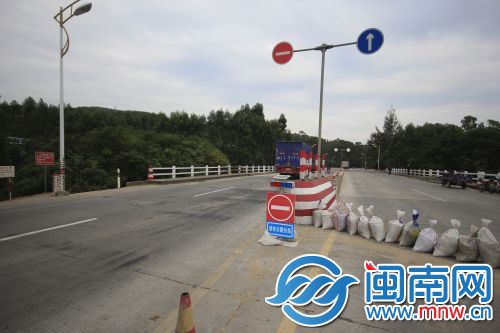 运沙车在这个位置变道，随后与摩托车相撞