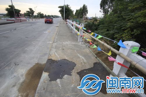 事故导致洋尾河桥的栏杆损毁 