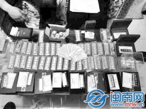 纪检机关在马超群房中搜出的大量金条