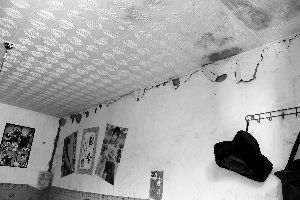 寺滩乡新墩湾村村民家房屋受损。本报记者薛长明摄