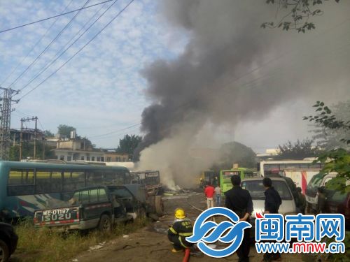 从远处看,现场没有明火,只有浓浓的黑烟