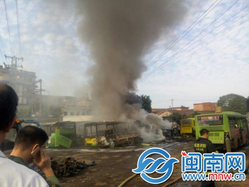 现场被烧毁的公交车