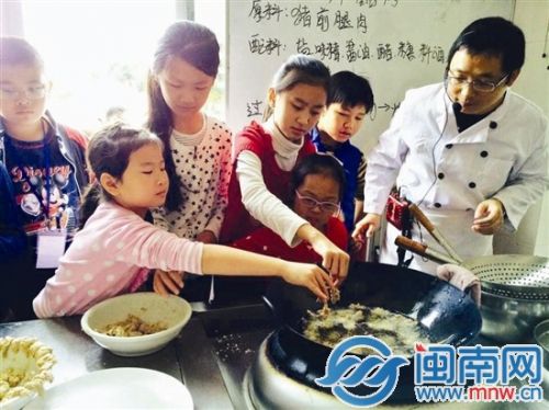 小记者们动手炸醋肉