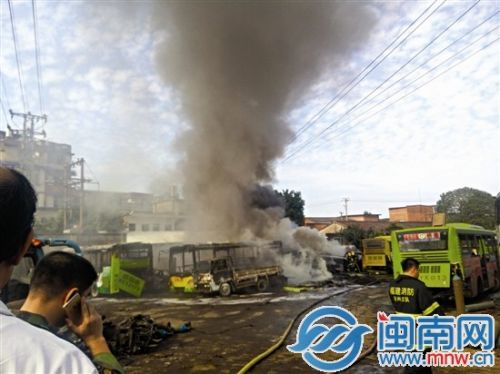 火灾现场，一报废的公交车被烧毁