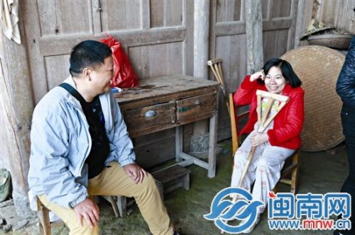 憨鼠小分队孙三为秋兰送去东西，两人愉快地聊着天