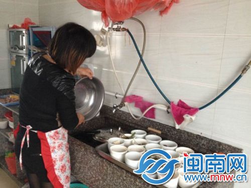 漳浦动车站食堂没自来水，厨师只能用脸盆盛水冷却高压锅