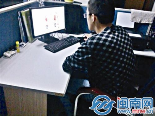 开网店三年多来，小游常一坐六七小时，在电脑前和顾客沟通