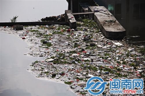 龙山镇黄坑水电站，水面有大量垃圾
