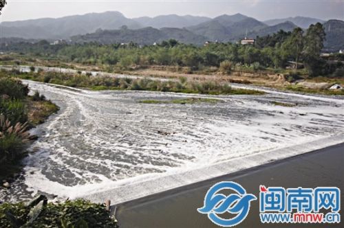 马山桥下有大量白色泡沫，还附有黄色污渍