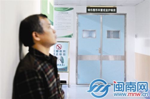 妞妞手术时，父亲在外焦急等候
