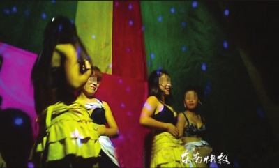 “蒙古包”内的“舞者”在跳艳舞
