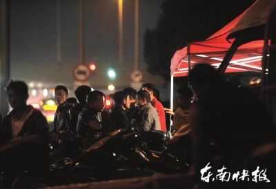 艳舞吸引了许多人观看