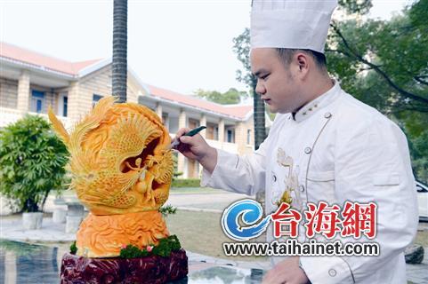 ▲在邹键平刀下，南瓜变成一个艺术品