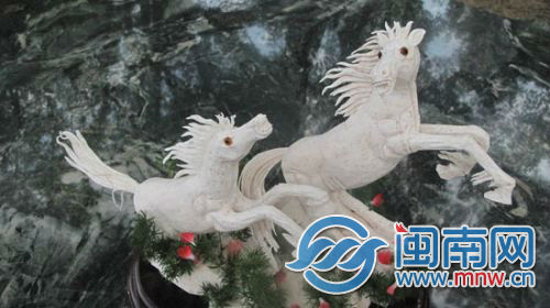 奔腾的骏马，连牙齿都清晰可见
