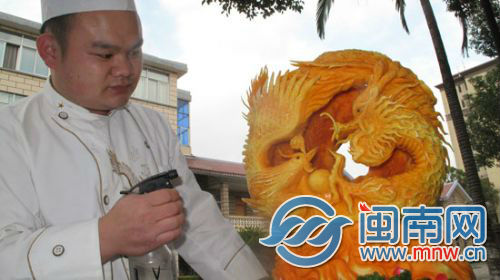 两个南瓜雕出龙凤呈祥