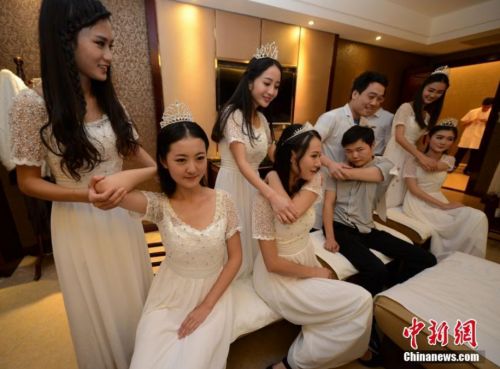 世界旅游文化小姐湖南十位校花到足浴店学习按摩