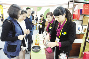 ▲土楼红美人“美人五泡”引发观展者极大兴趣。