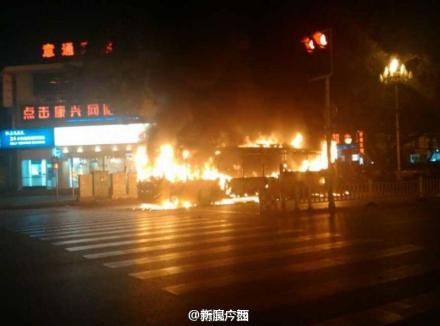 广西柳州市屏山大道一BRT公交车起火燃烧
