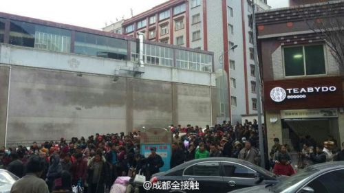 2014年11月22日16时55分在四川省甘孜藏族自治州康定县发生6.3级地震，震源深度18千米。图为康定县城民众走上街头避险。
