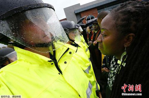 资料图：当地时间10月13日，美国密苏里州，示威者行进到圣路易斯市弗格森镇警察局，要求警察&ldquo;承认其罪行&rdquo;。当天晚些时候，一部分示威者封堵了当地一个主要路口，而部分示威者前往市政厅示威。报道称，13日的示威共计导致43人被逮捕。