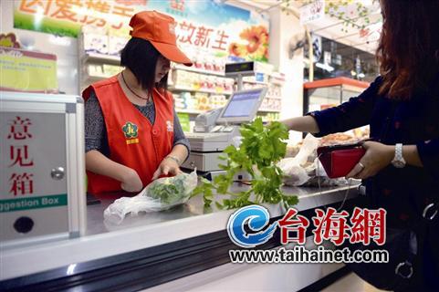 ▲超市里的残疾员工正在辛勤工作